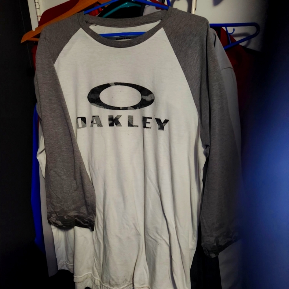 XL Oakley 3/4 sleeve shirt